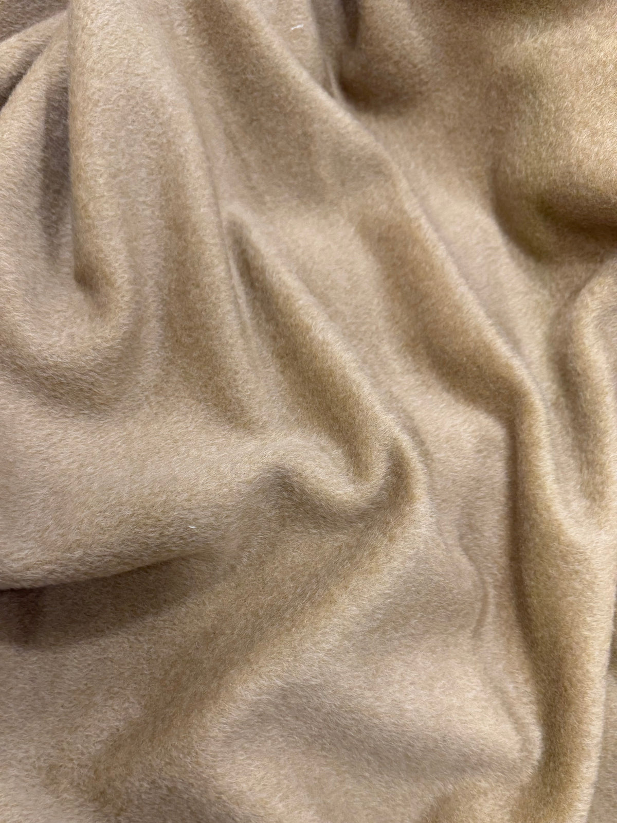 Paño de lana camel con pelo - detalle de la caída del tejido - Arte con Telas
