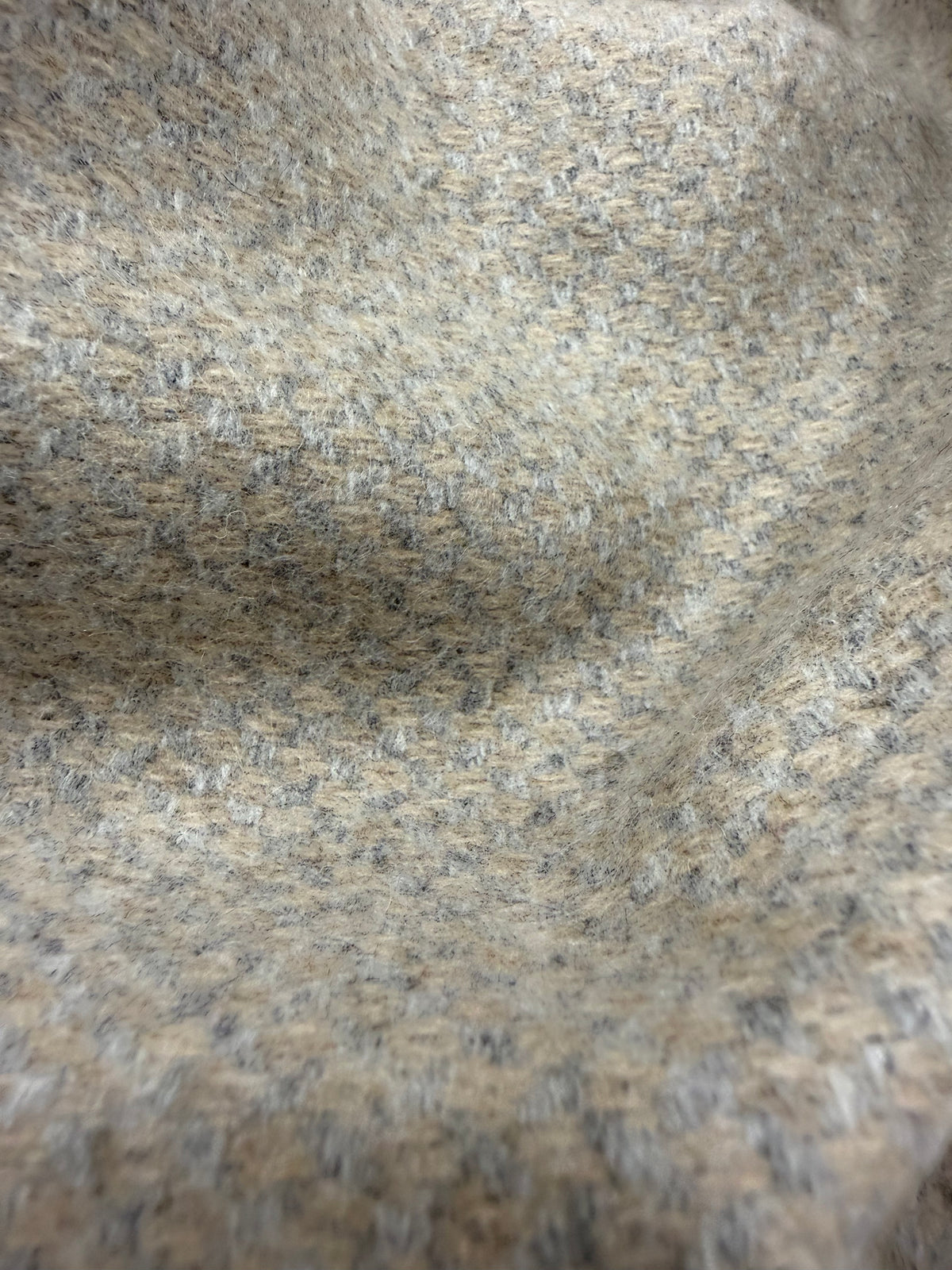 Tela de abrigo gris arena - detalle de la caída del tejido - Arte con Telas