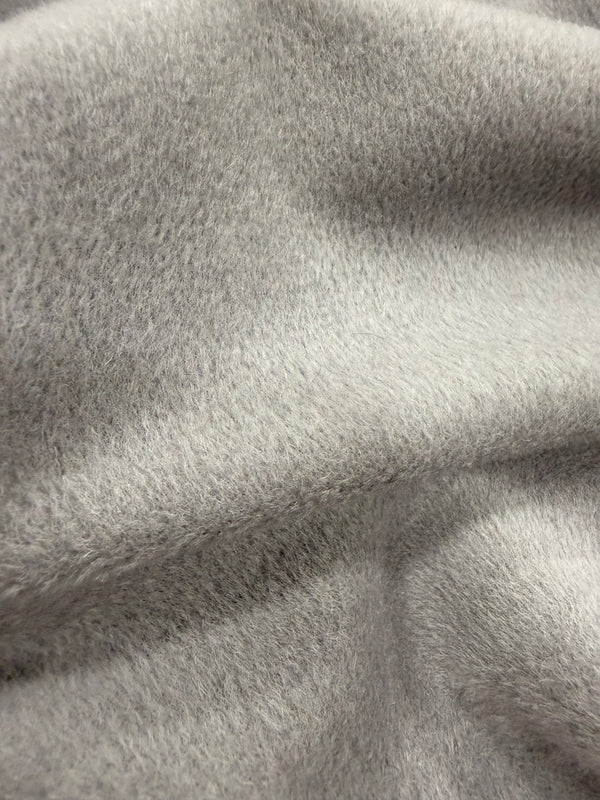 GRIS CENIZA PELO