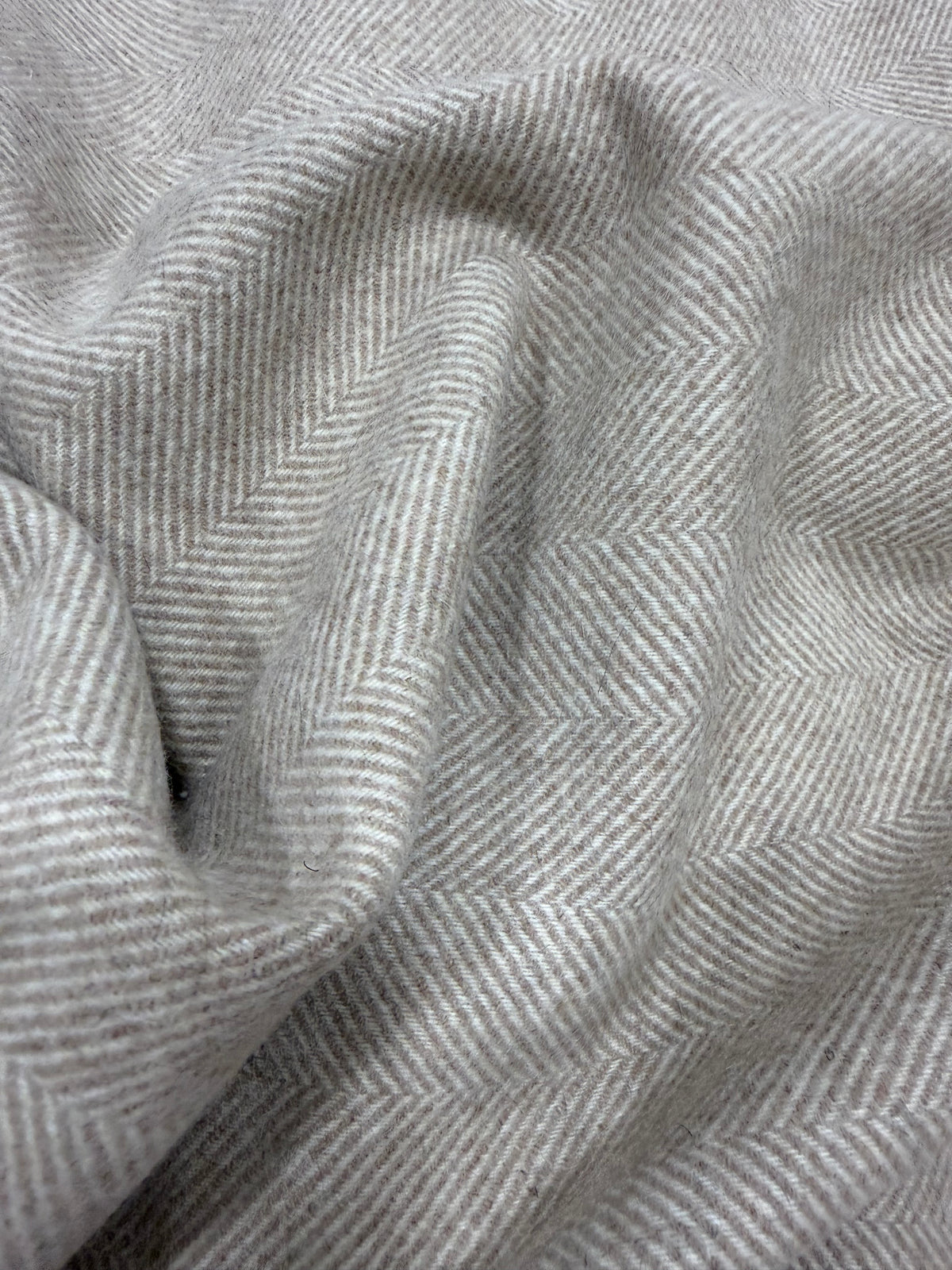 Tela de lana espiga beige claro - detalle de la caída del tejido - Arte con Telas