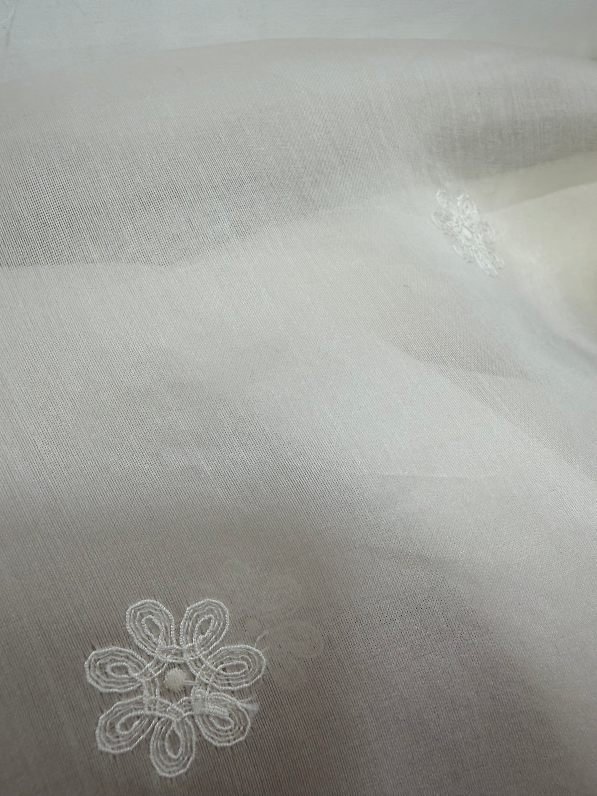 Detalle de las florecitas bordadas sobre organza de seda blanco roto