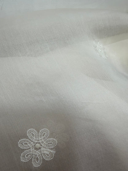 Detalle de las florecitas bordadas sobre organza de seda blanco roto
