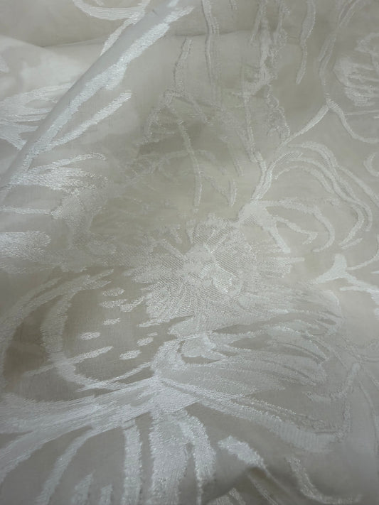 Primer plano de la textura de la organza de seda con dibujo abstracto