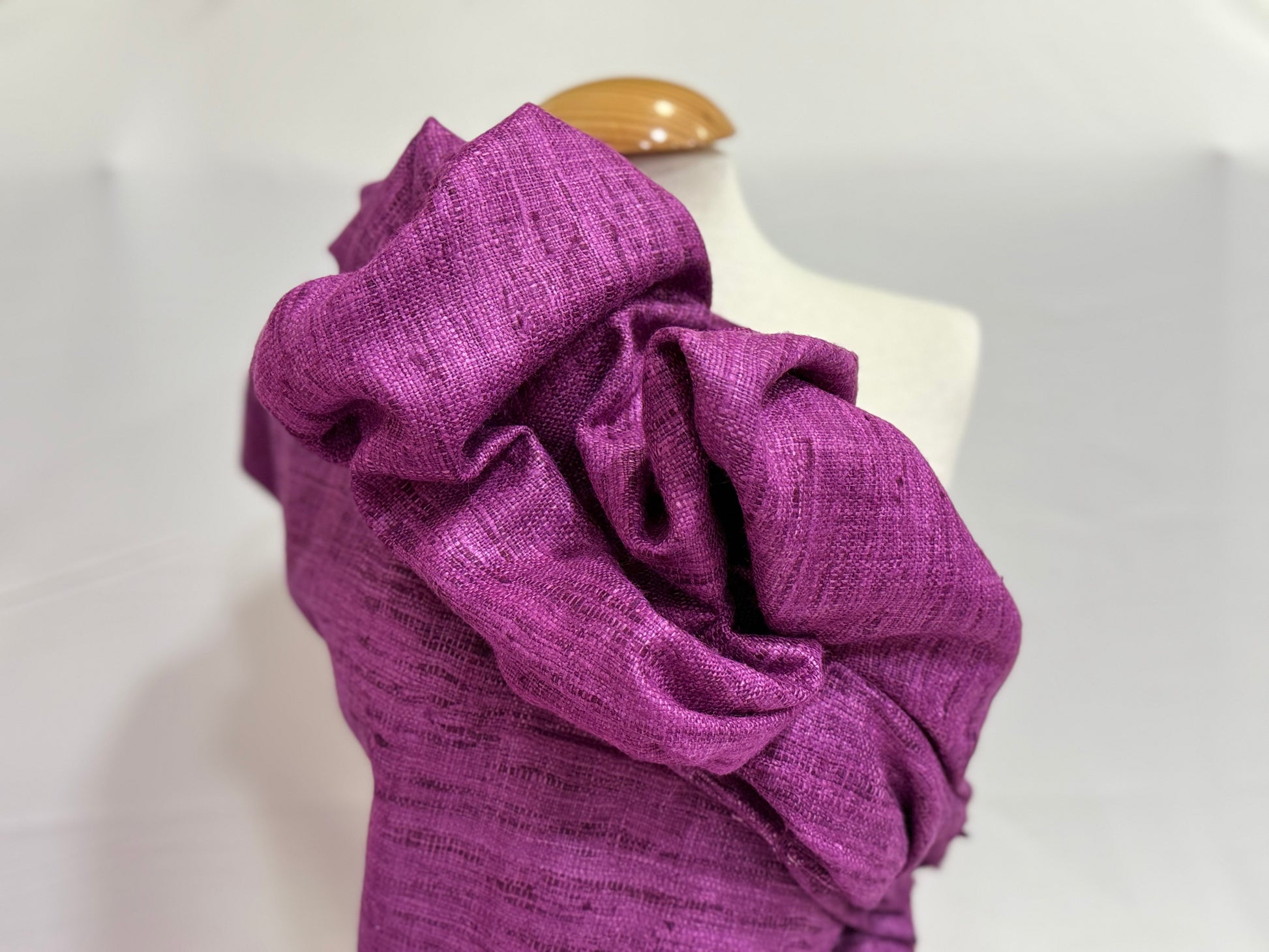 Maniqui color purpura seda rustica volantes