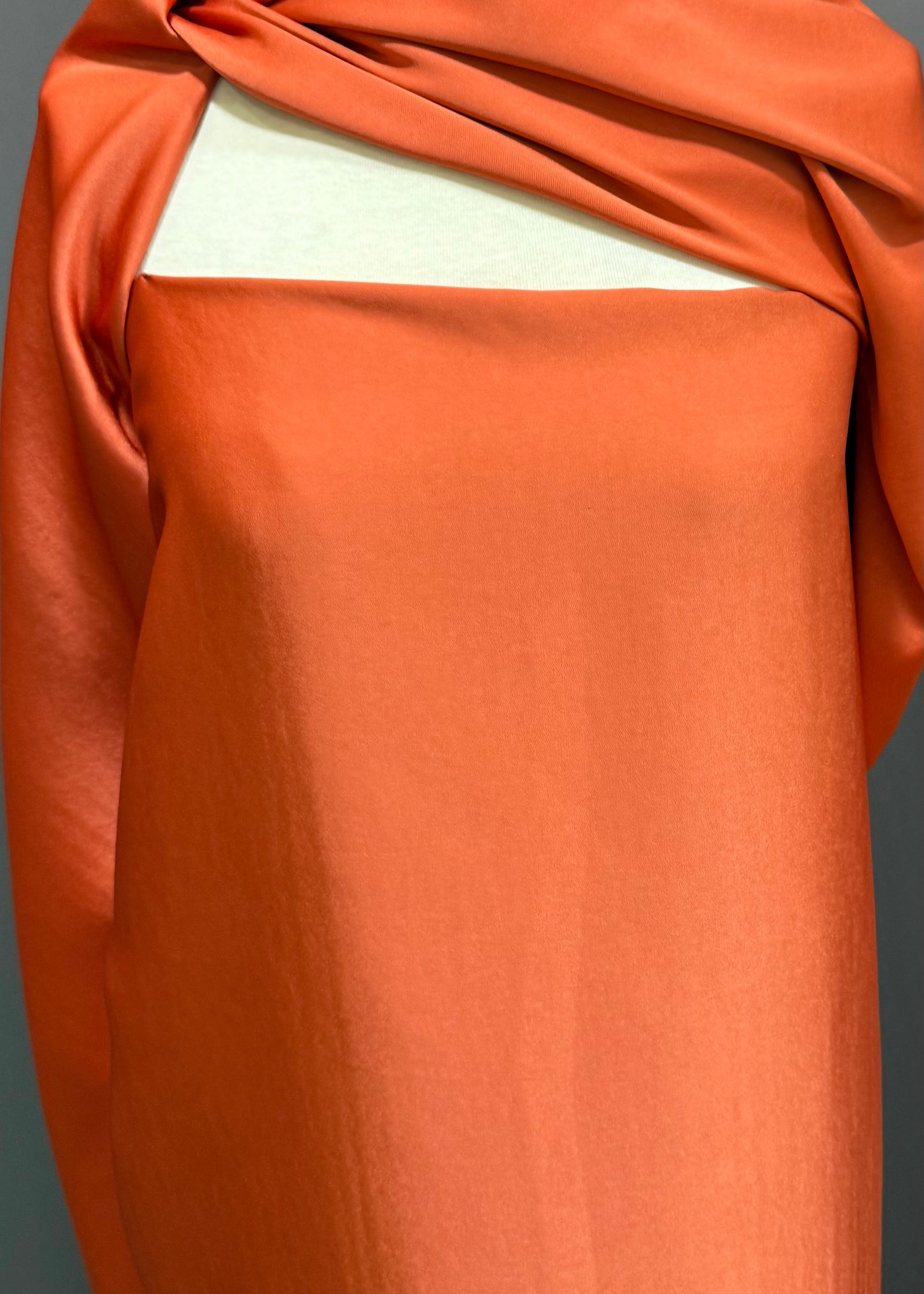 Tela vestido ceremonia crepe saten reciclado naranja caida 