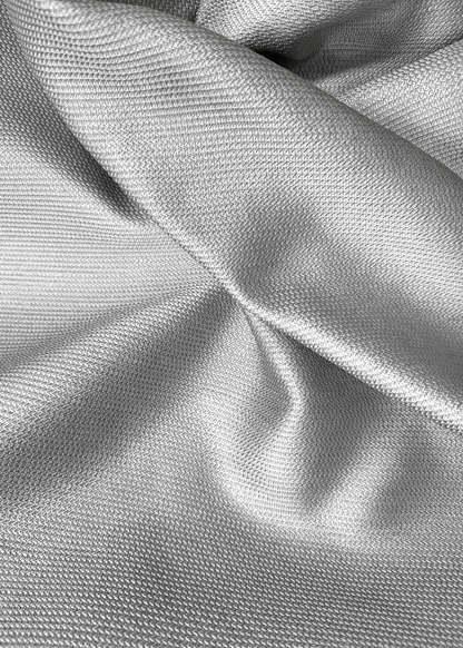 Textura volumen y color de la tela plata mikado con textura