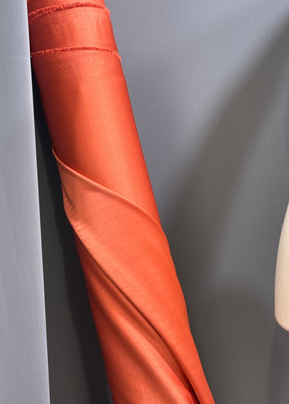 Imagen de tela crepe saten reciclado color naranja