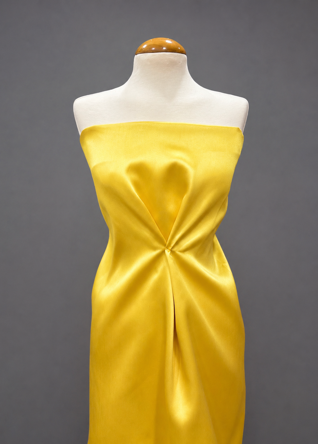 Vestido con mikado liso color mostaza