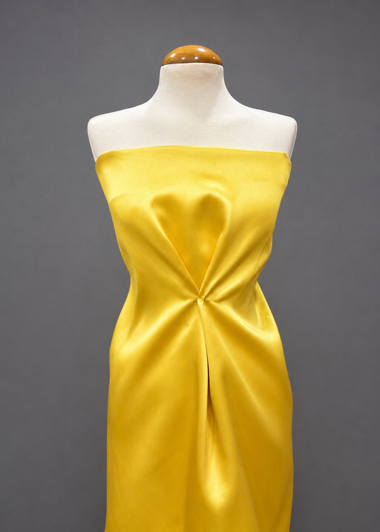 Vestido con mikado liso color mostaza