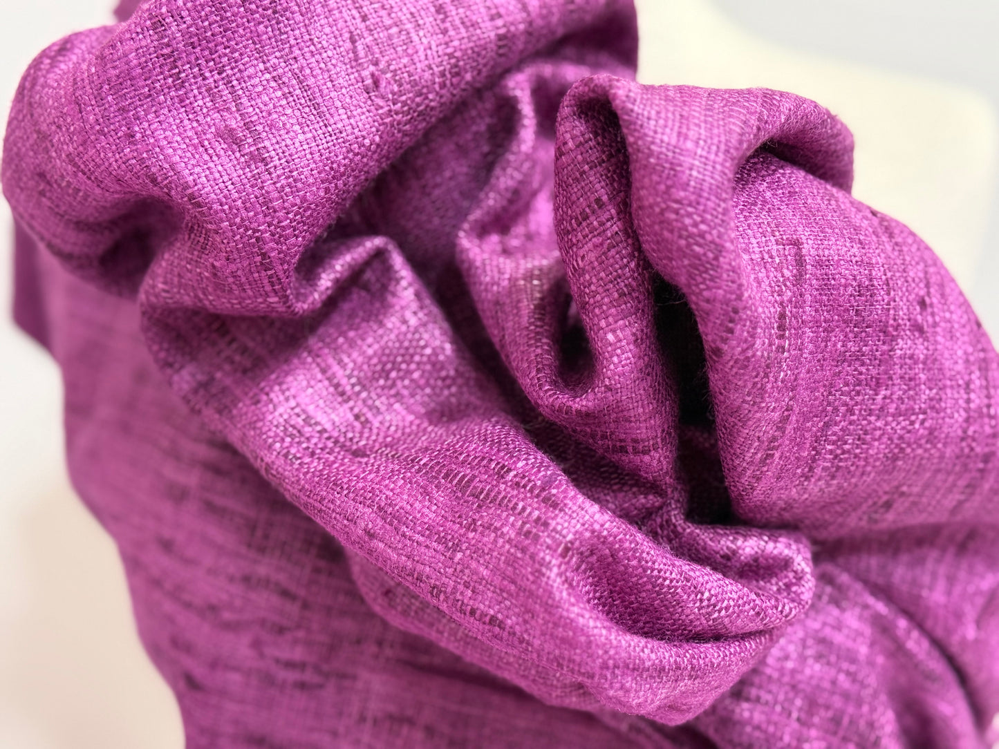 Tejido de seda color purpura detalle imagen seda rústica