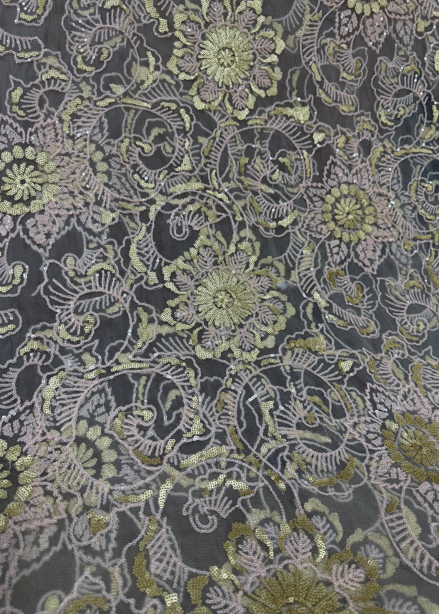 Tul bordado floral rosa y dorado con lentejuelas sobre base de tul