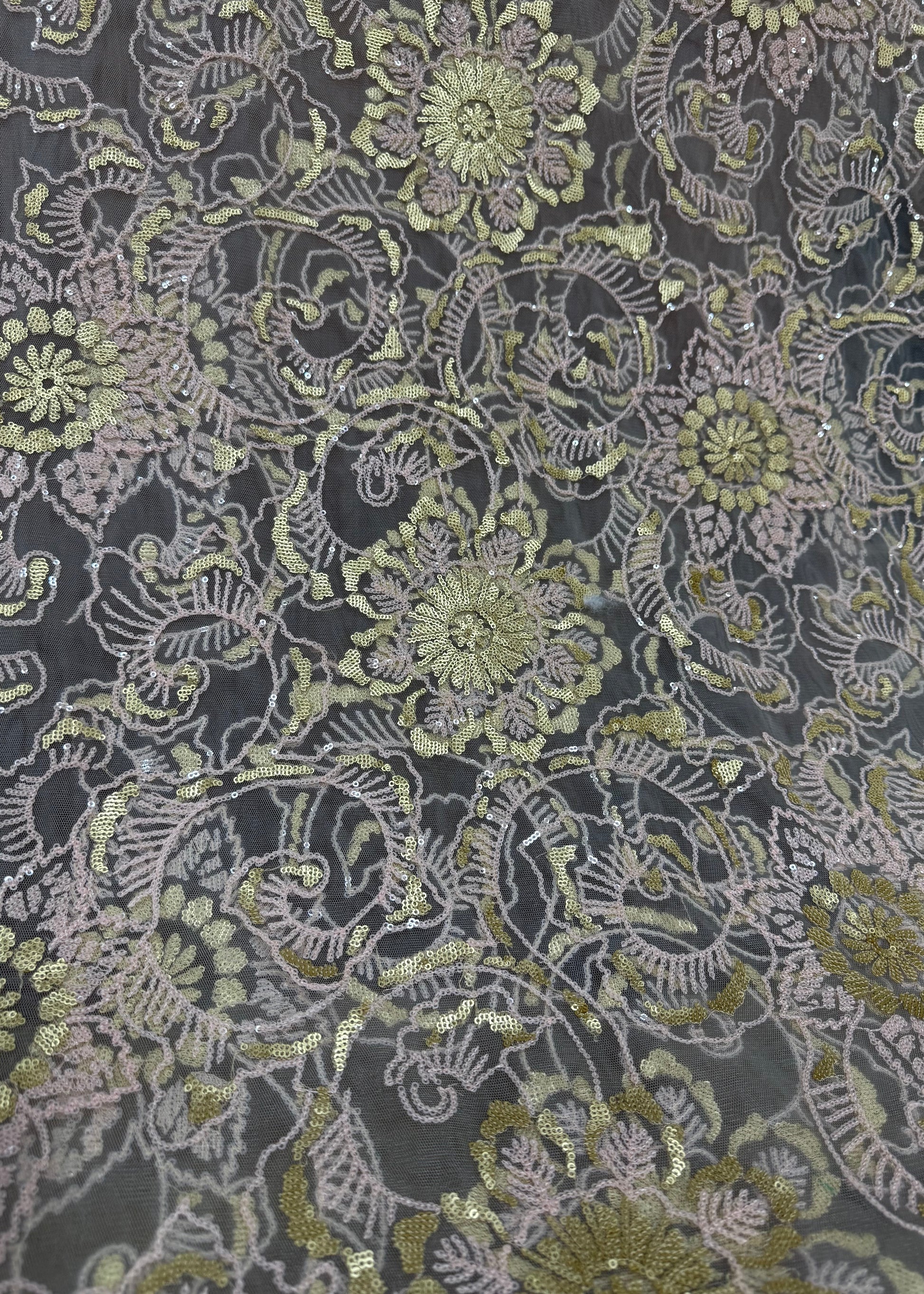 Tul bordado floral rosa y dorado con lentejuelas sobre base de tul