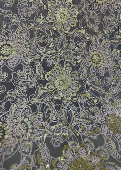 Tul bordado floral rosa y dorado con lentejuelas sobre base de tul