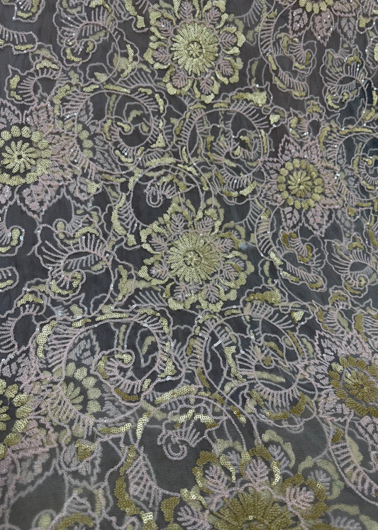 Tul bordado floral rosa y dorado con lentejuelas sobre base de tul