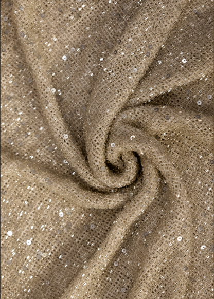 Detalle de tela beige con pedrería y lentejuelas sobre base de algodón texturizado