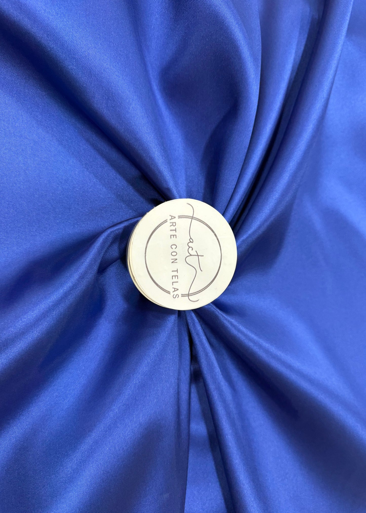 arte con telas enseña el color azul klein del mikado liso