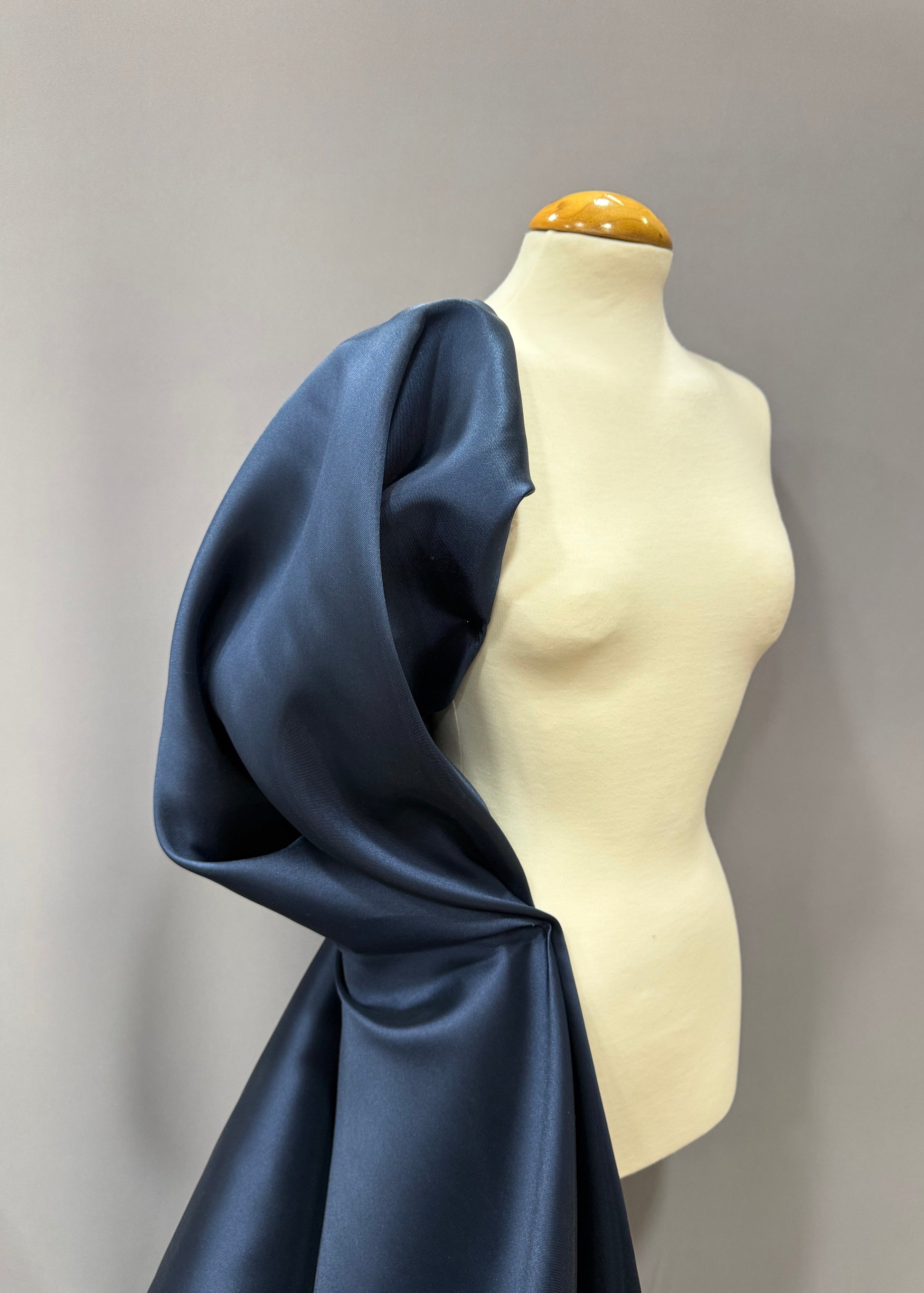 caida mikado liso azul marino