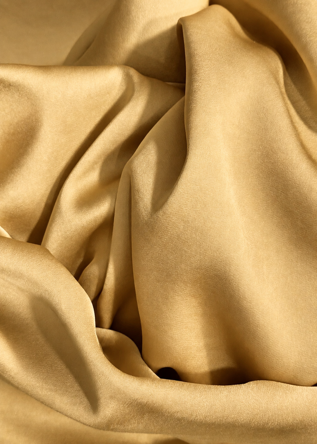 tejido color dorado de crepe saten reciclado 