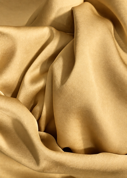tejido color dorado de crepe saten reciclado 