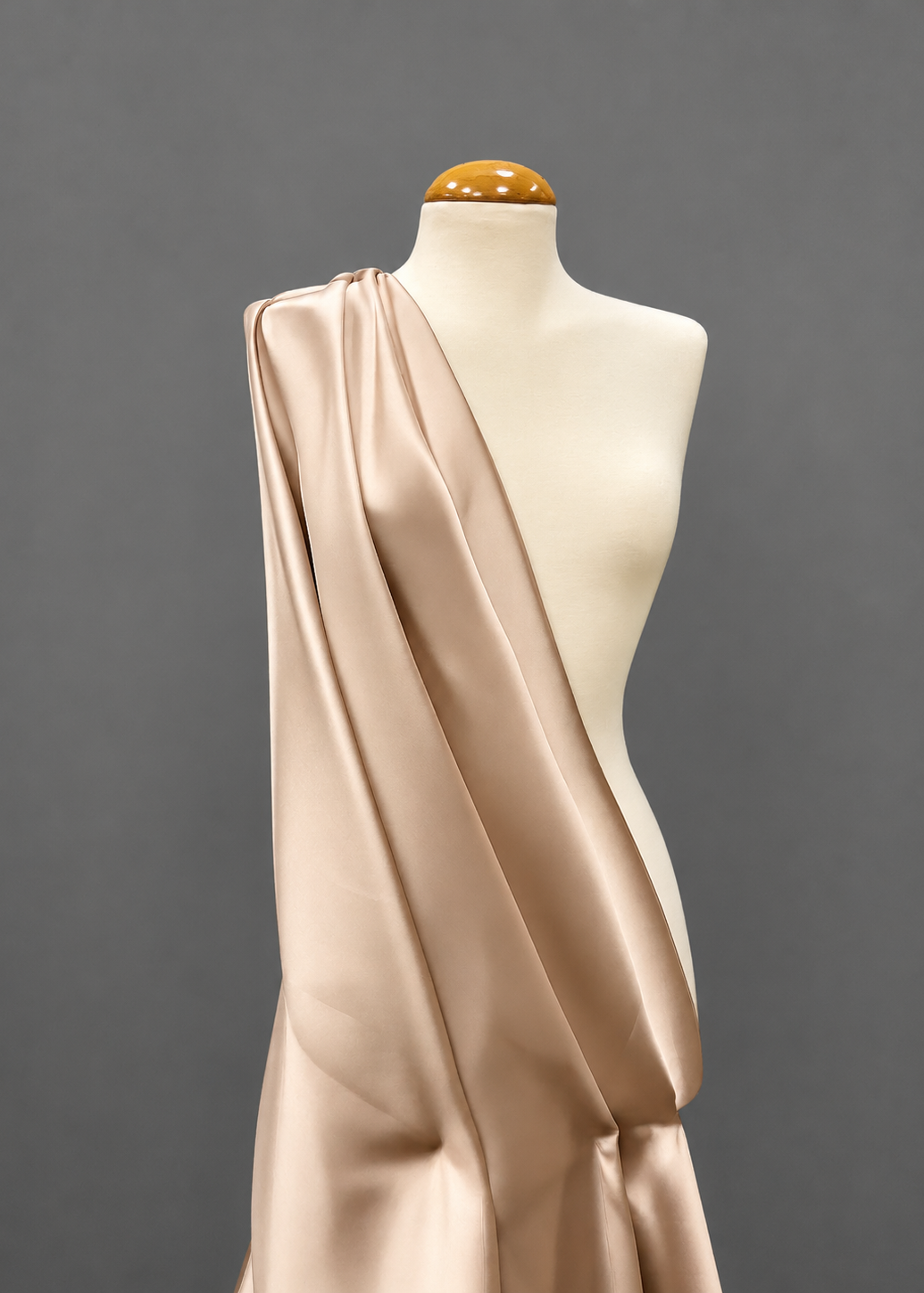forma y textura en maniquí del mikado liso color nude 