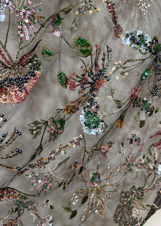 Detalle de tela floral con cuentas y brillo