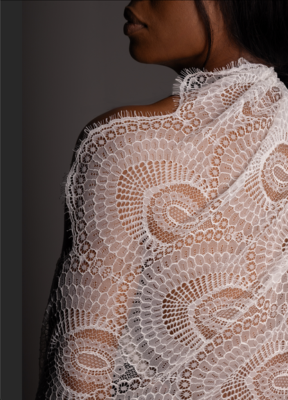 Detalle de encaje blanco de novia con patrón floral bordado y transparencia