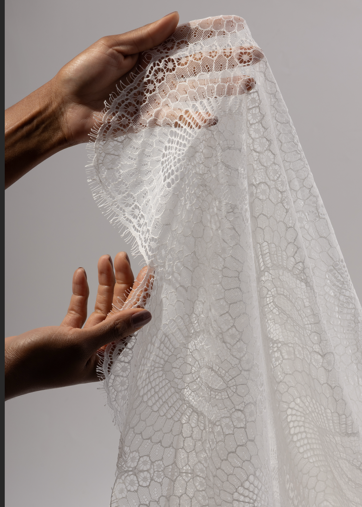 Modelo con encaje blanco de novia tipo velo con diseño floral elegante