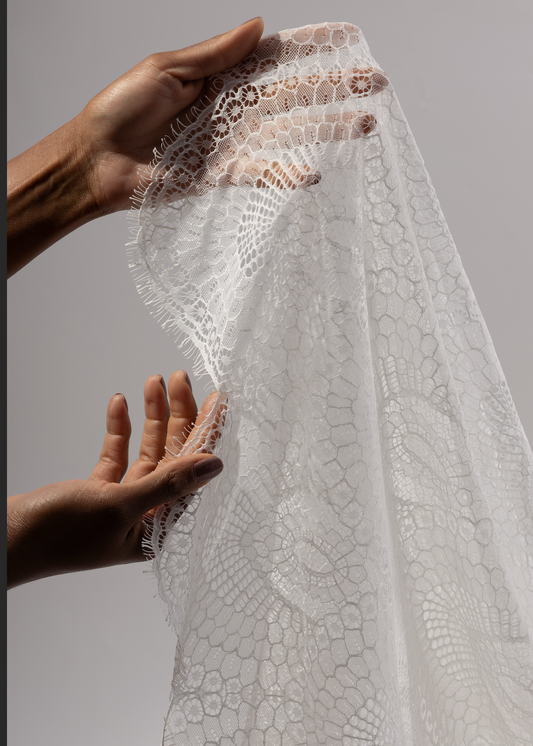 Modelo con encaje blanco de novia tipo velo con diseño floral elegante