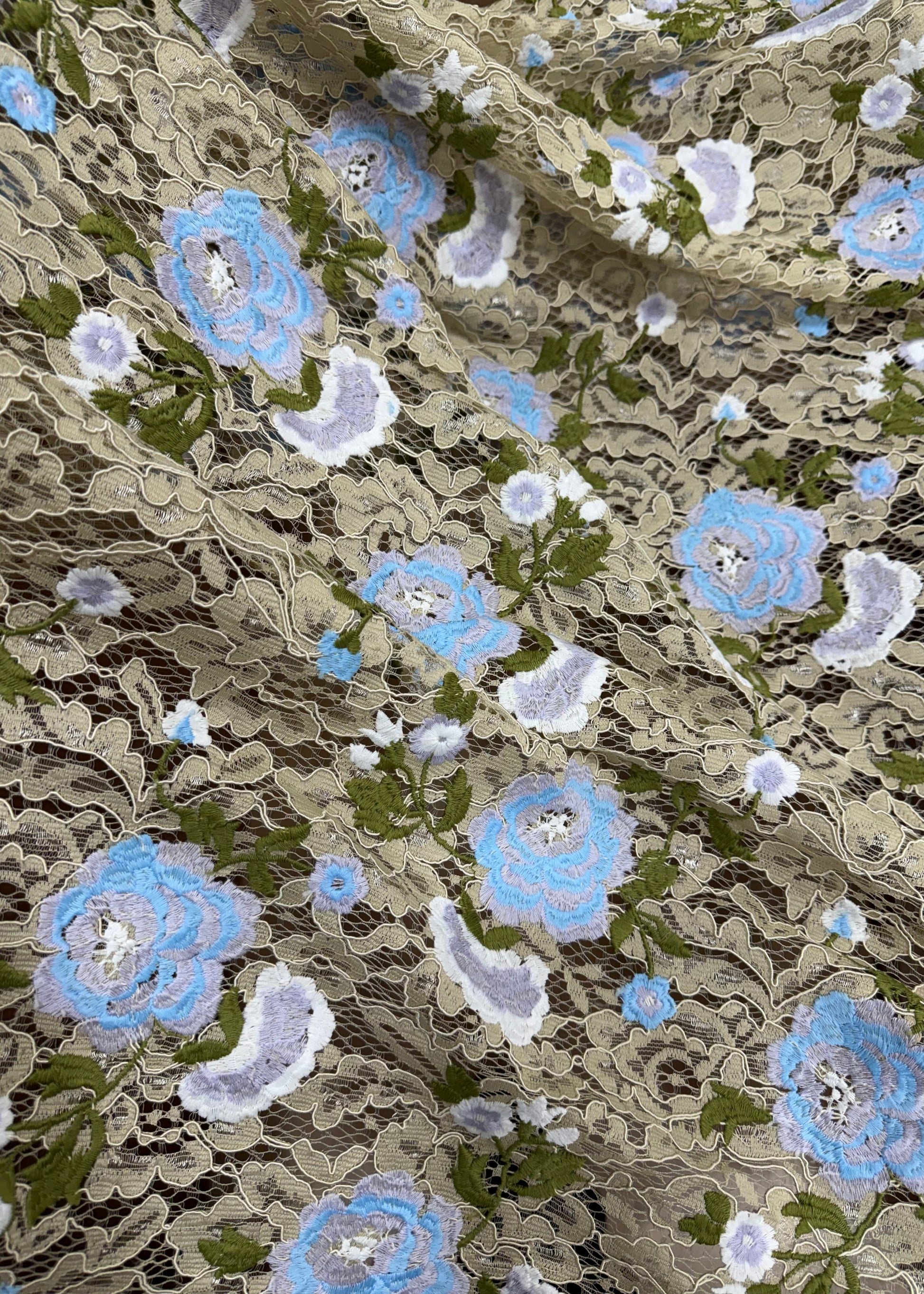 Detalle de caída del encaje bordado floral azul