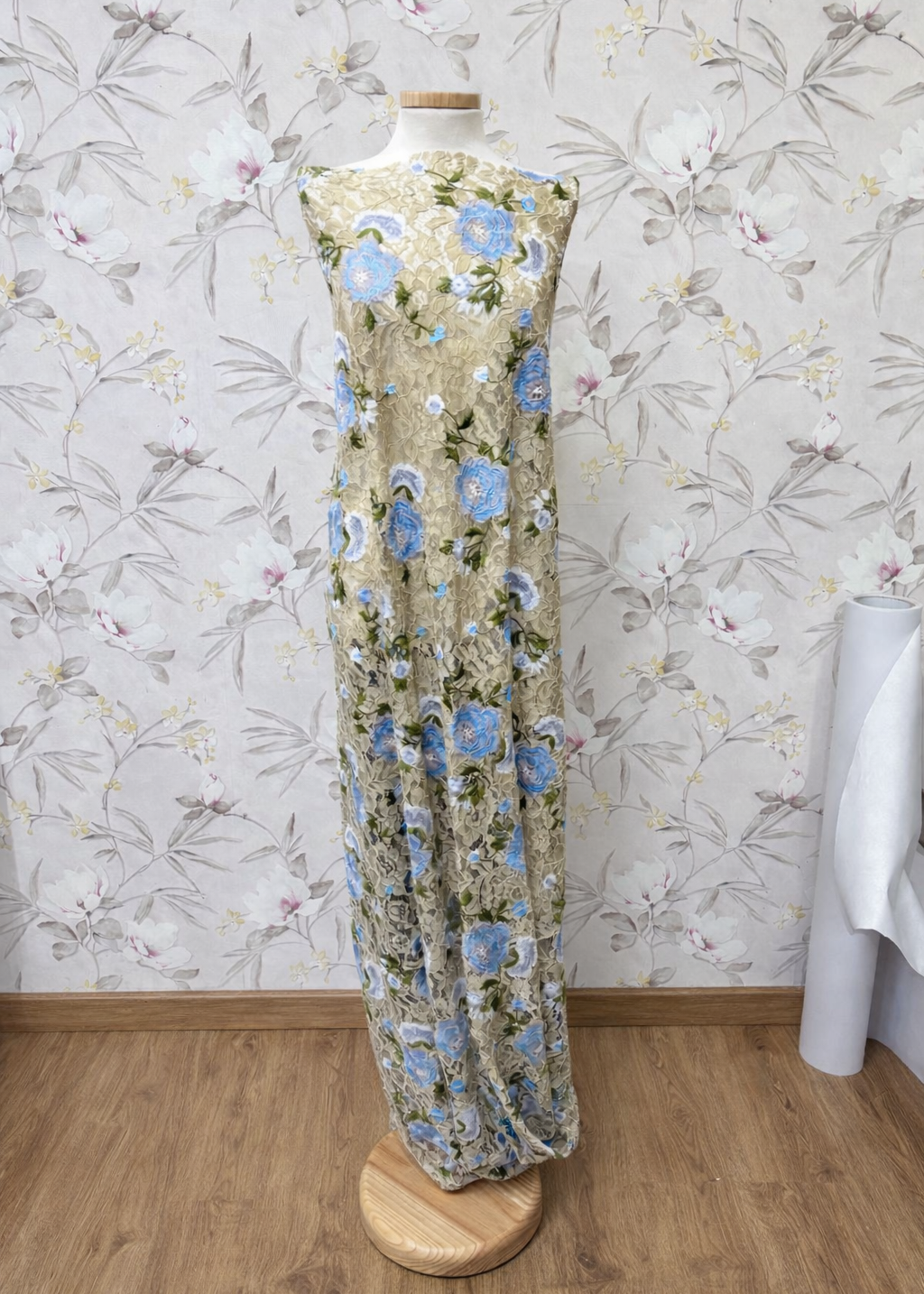 Encaje floral bordado azul aplicado sobre maniquí
