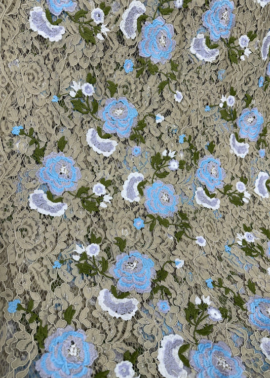Patrón floral en encaje beige con bordado azul y verde