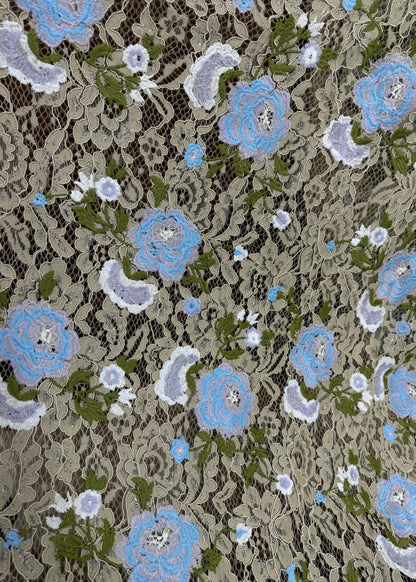 Encaje beige bordado con flores azules sobre base de encaje