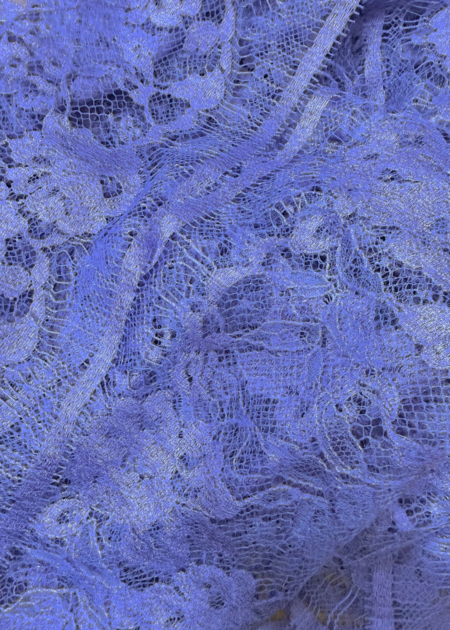 Tela de encaje morado colocada sobre maniquí