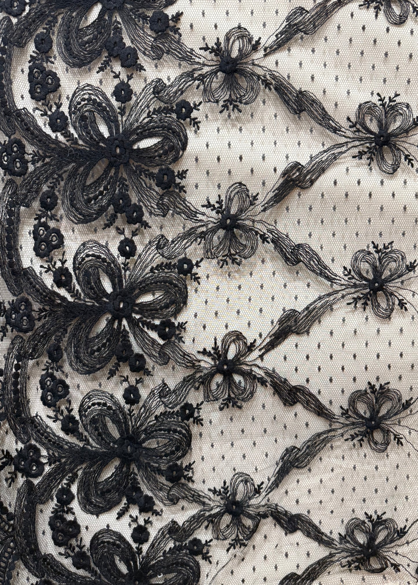 Encaje negro plumeti con bordado floral en detalle