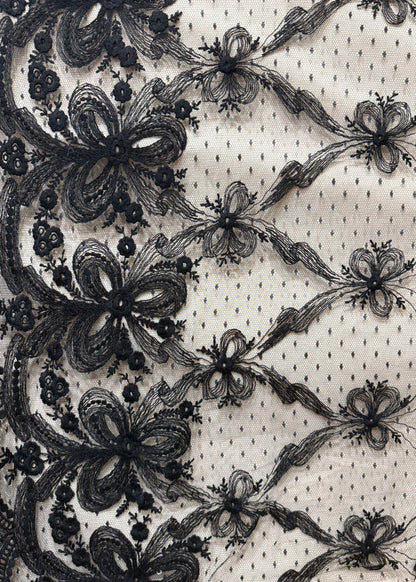 Encaje negro plumeti con bordado floral en detalle