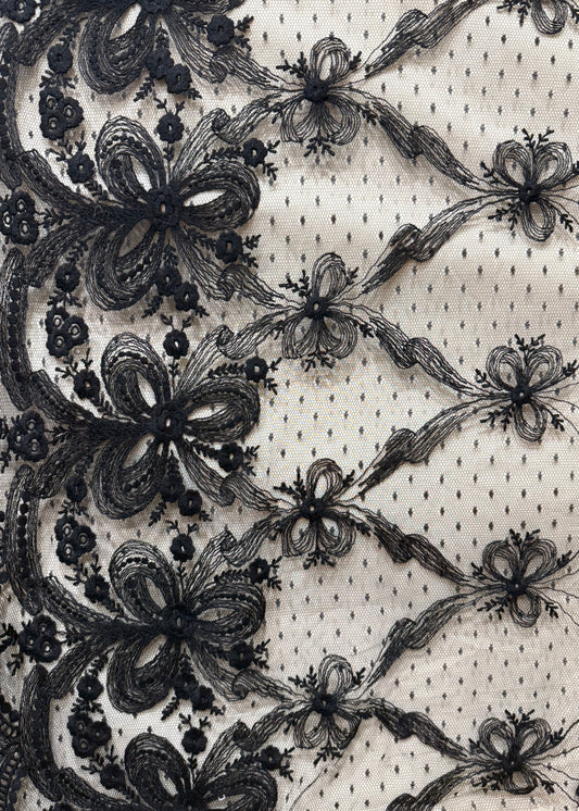 Encaje negro plumeti con bordado floral en detalle