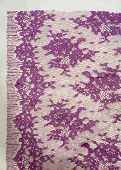 Detalle de encaje morado con diseño floral repetitivo