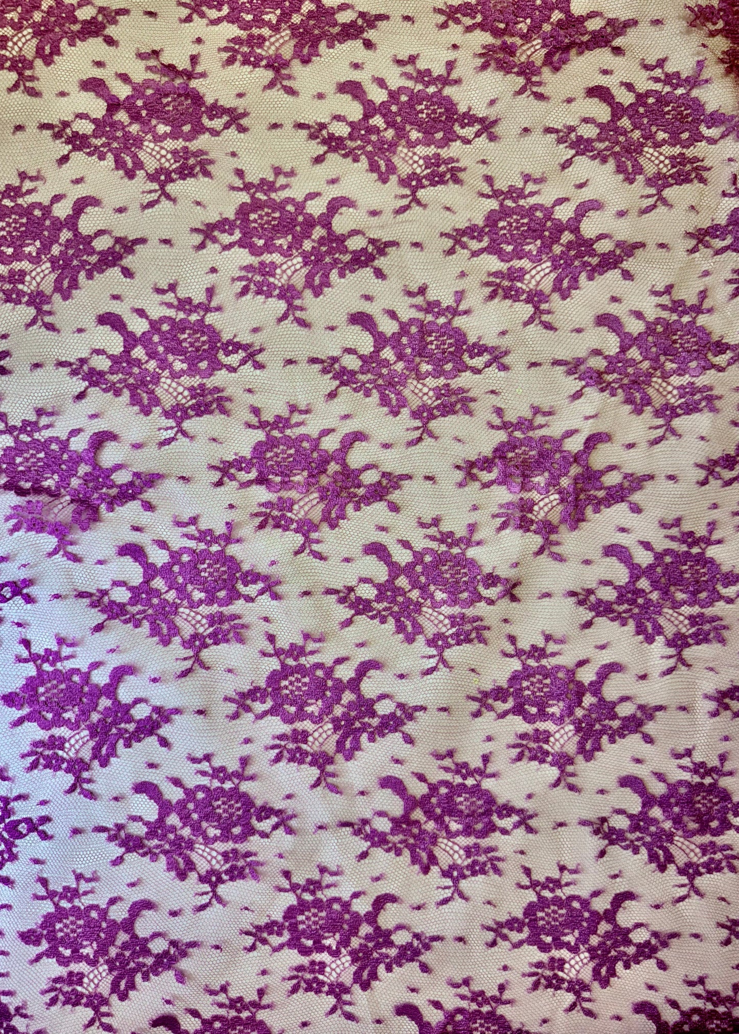 Encaje púrpura floral sobre tul transparente