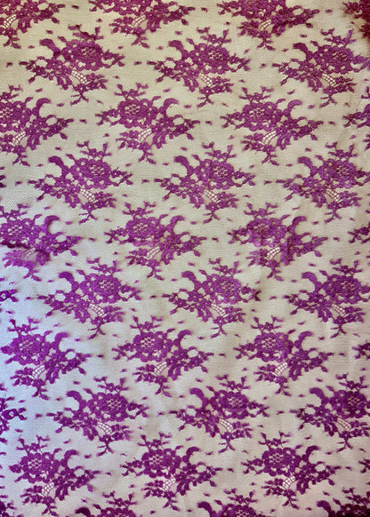 Encaje púrpura floral sobre tul transparente