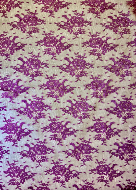 Encaje púrpura floral sobre tul transparente
