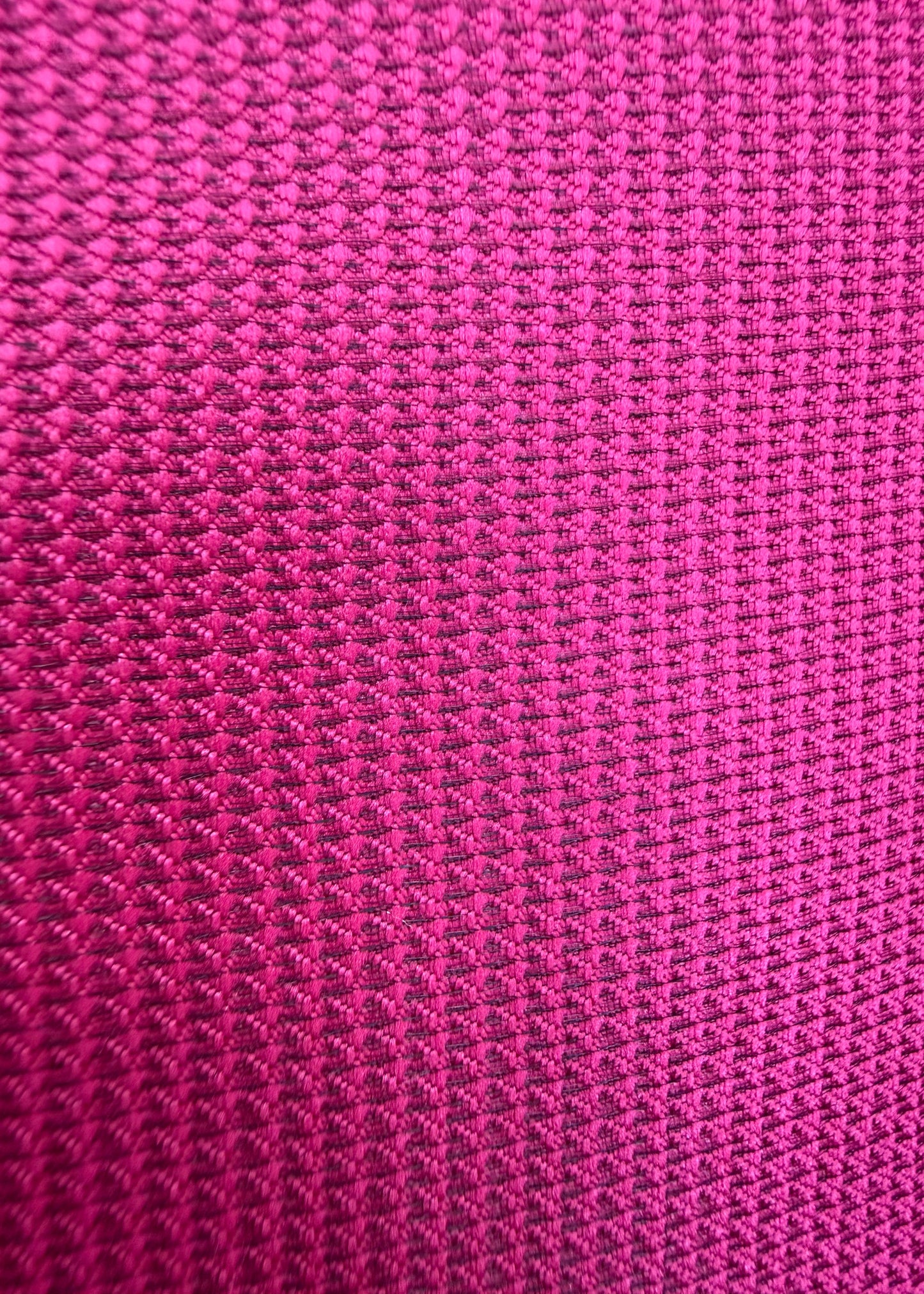 tejido mikado con textura fucsia hilo negro