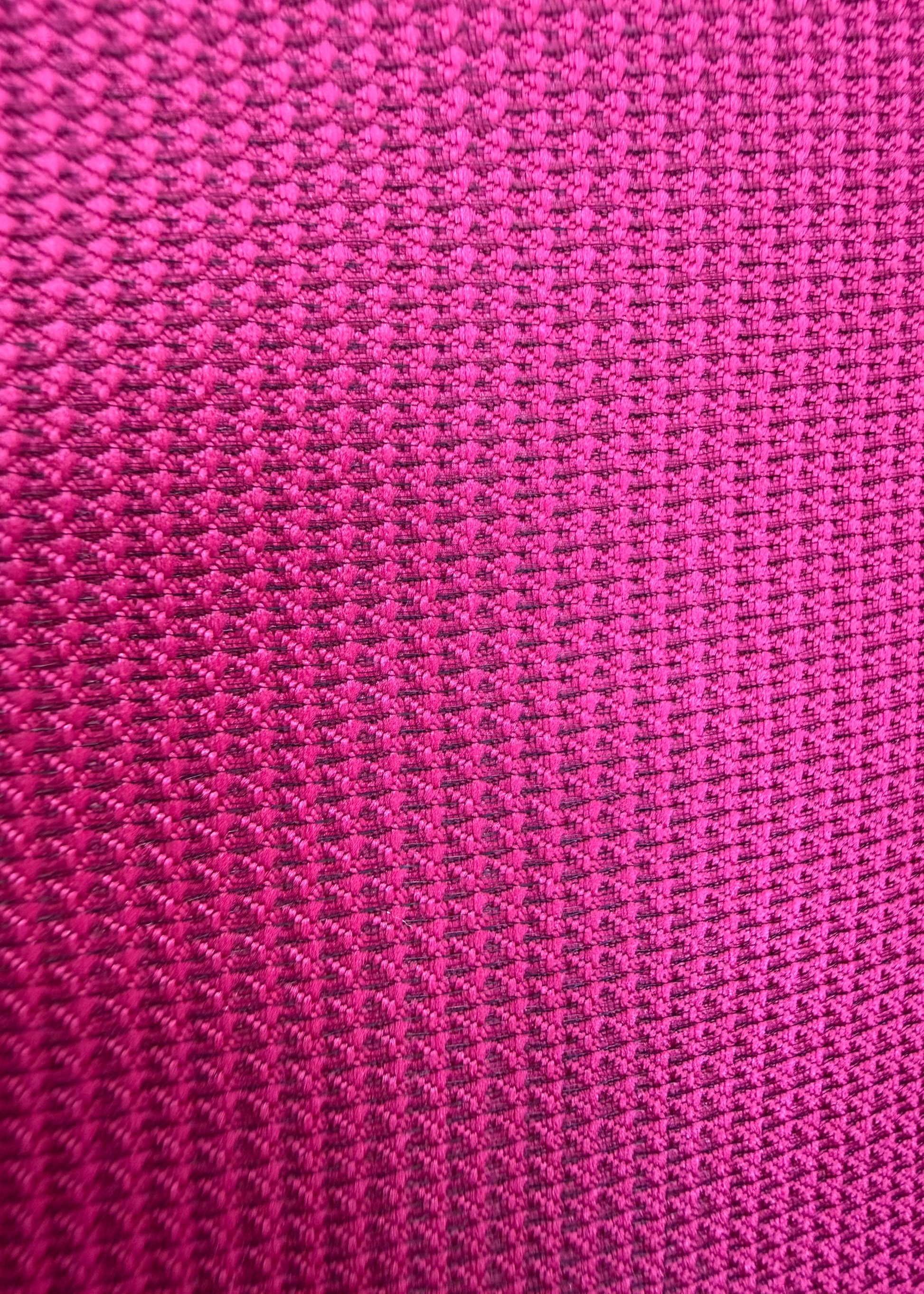 tejido mikado con textura fucsia hilo negro