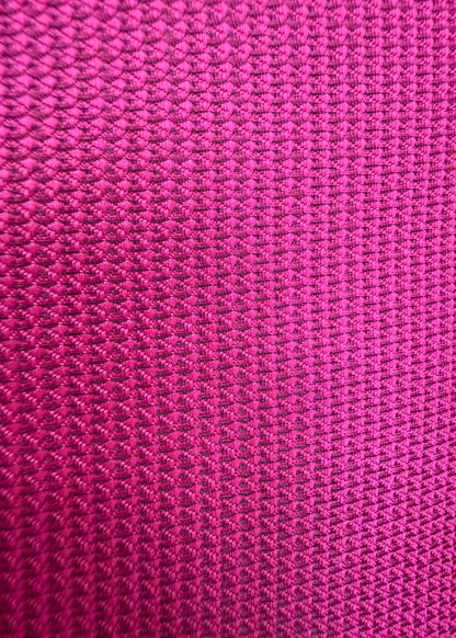 tejido mikado con textura fucsia hilo negro