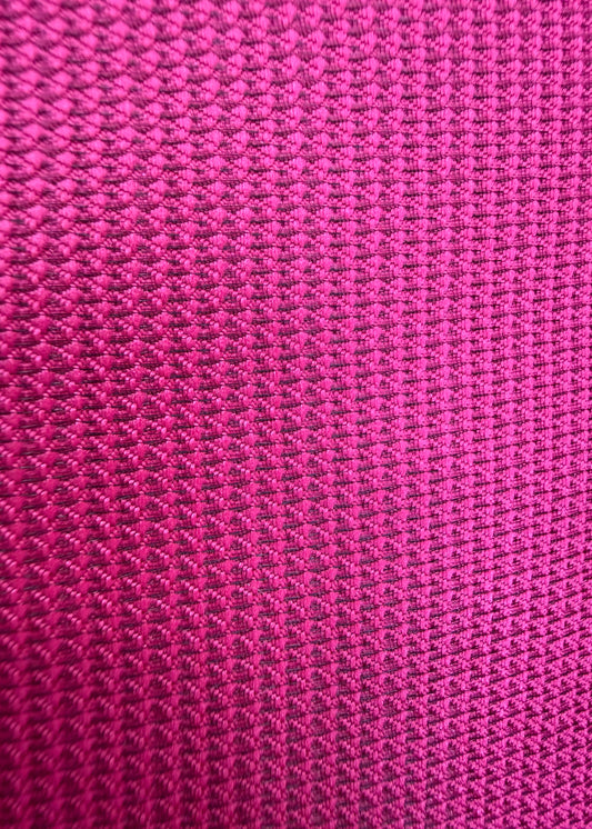 tejido mikado con textura fucsia hilo negro