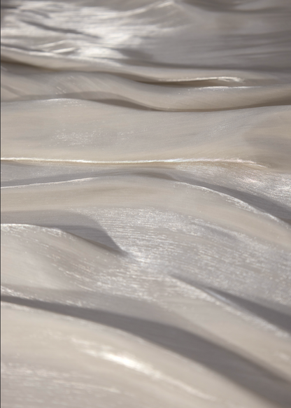 Tela gasa líquida blanca con acabado satinado y textura fluida en detalle