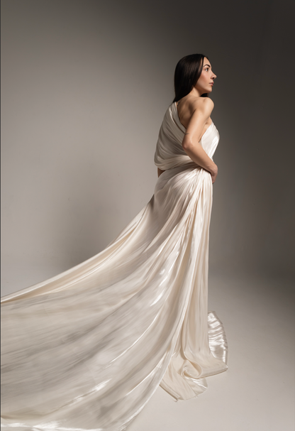 Vestido elegante en gasa líquida blanca con caída suave y brillo satinado