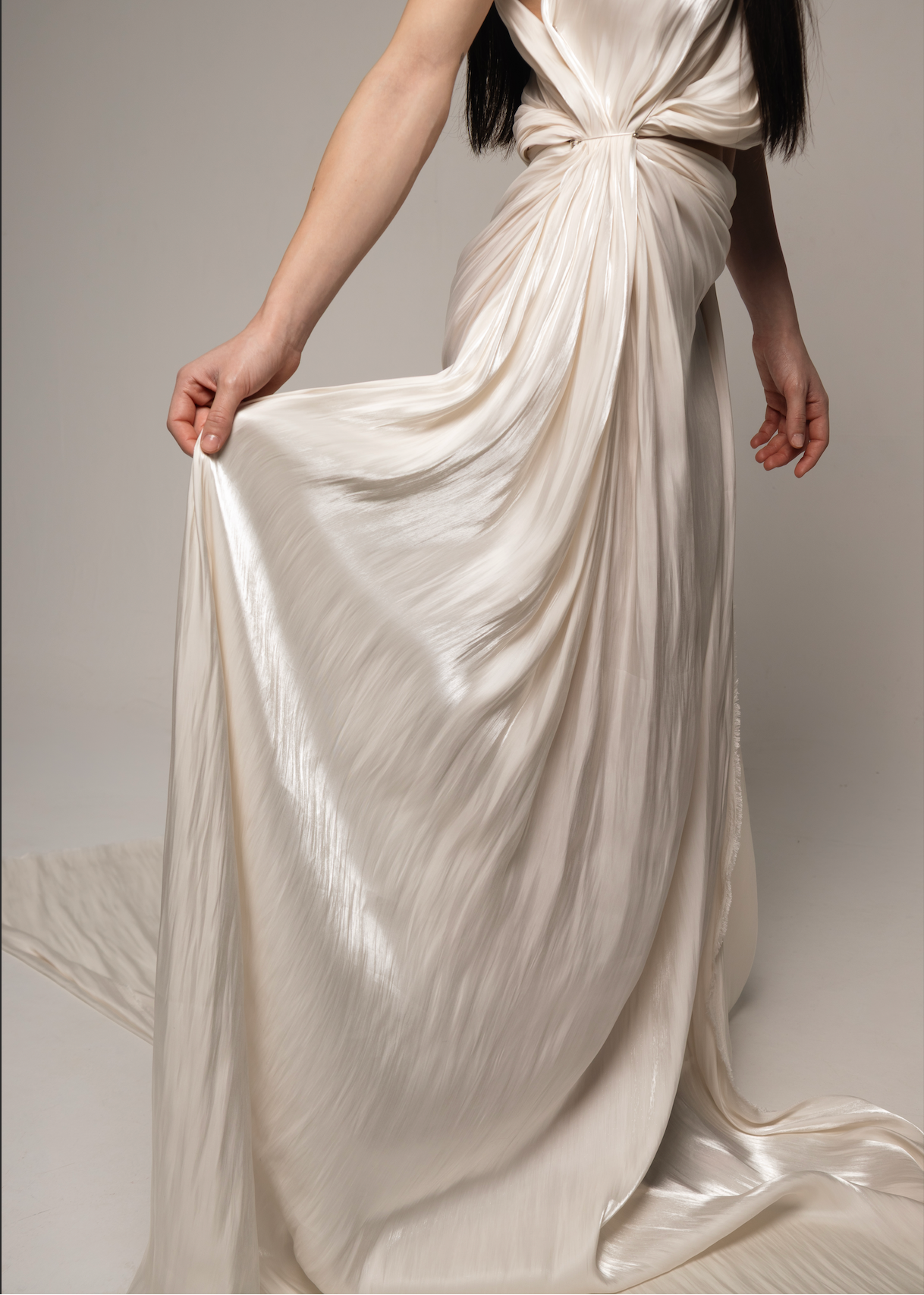 Vestido largo de gasa líquida blanca con movimiento fluido y diseño sofisticado