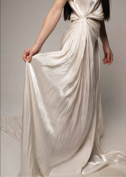 Vestido largo de gasa líquida blanca con movimiento fluido y diseño sofisticado