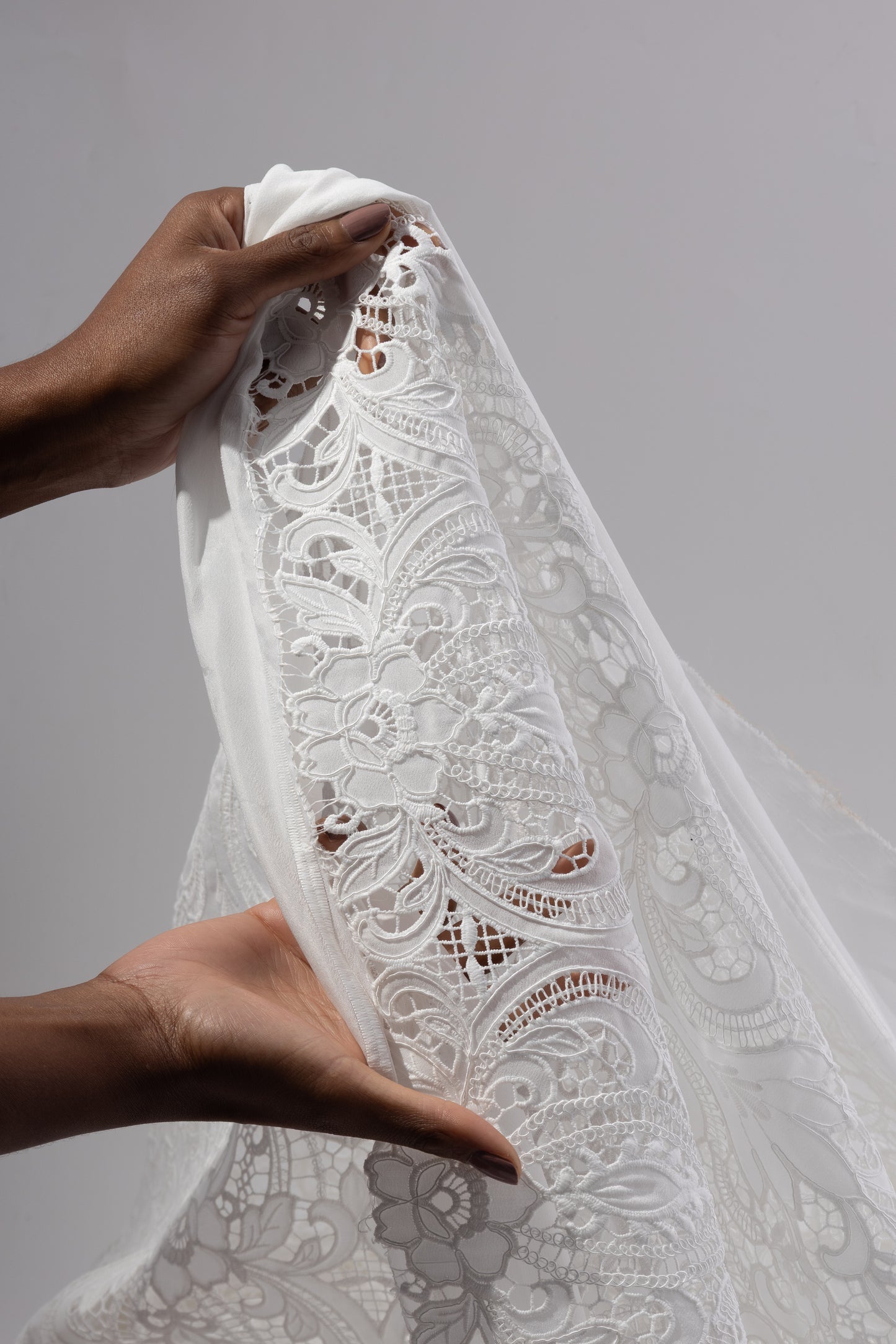 Detalle de la caída fluida del georgette bordado con textura ligera