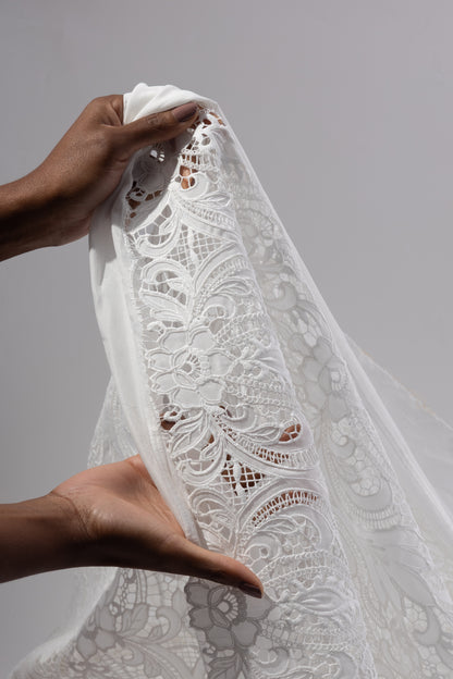 Detalle de la caída fluida del georgette bordado con textura ligera
